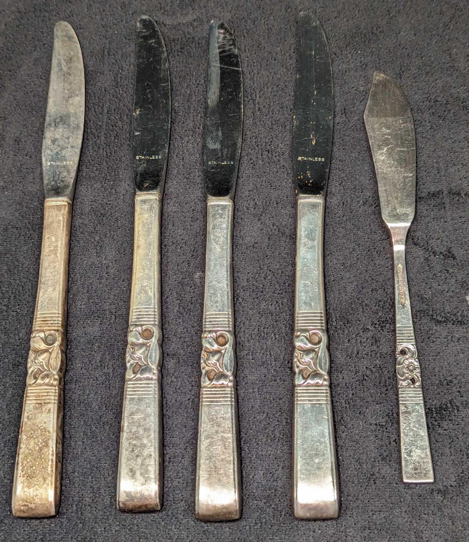 Vintage Silverplate Stainless Steel Dinner & Butter Knives: Vintage Silverplate Stainless Steel Dinner & Butter Knives. The handles are silverplated and the knives are stainless steel. This lot comes with: (4) Community Morning Star Dinner Knives. Each is