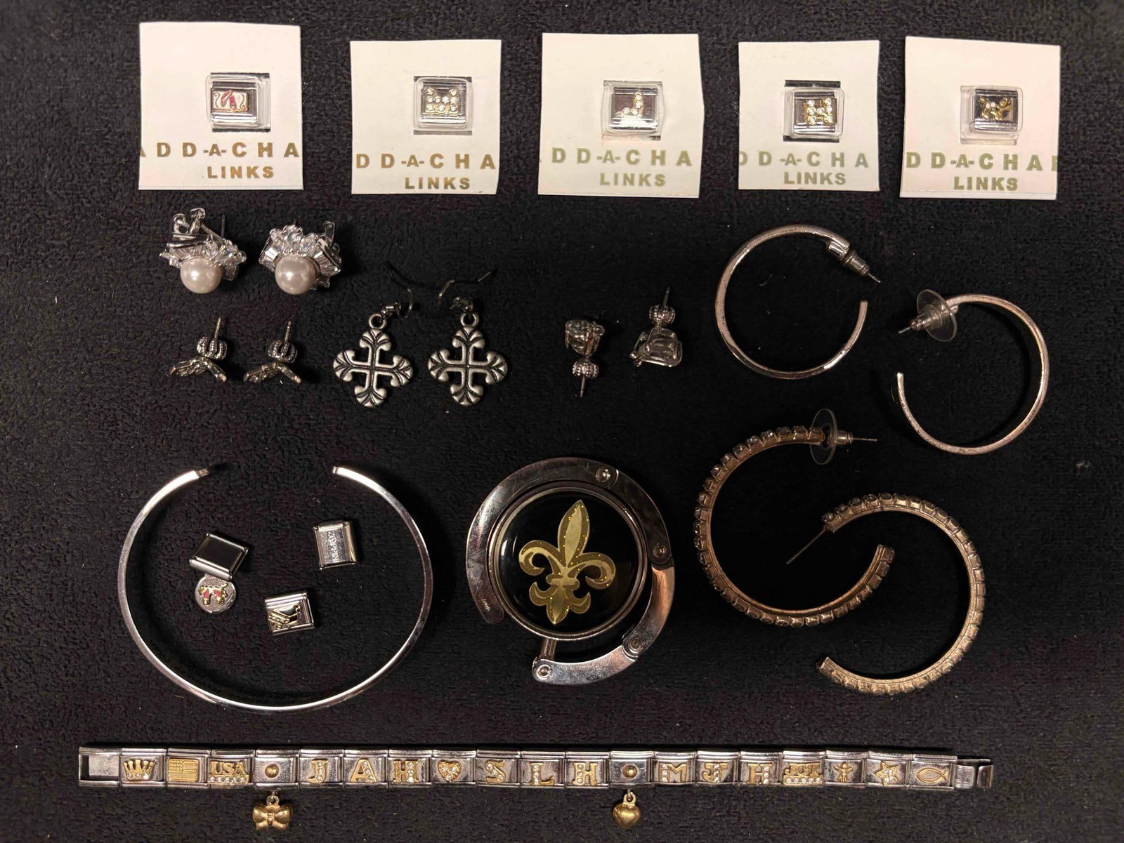 10pc Legacy Links Mixed Costume Jewelry Lot: This lot contains 10 pieces of costume jewelry, all of which in overall good condition with minor flaws due to age and use. Please refer to the images provided for full context of the lot's condit