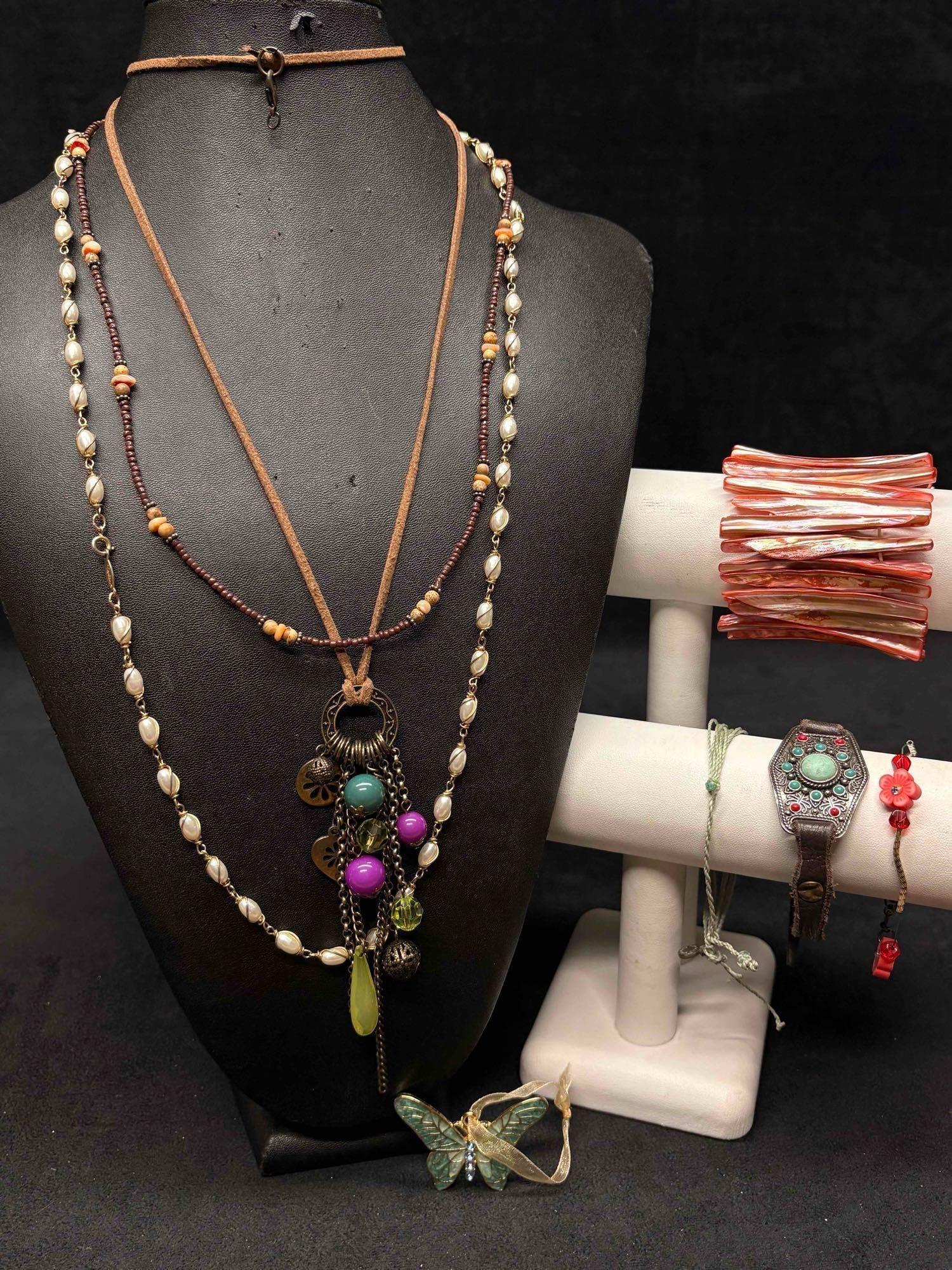 8pc Nomads Treasure Mixed Costume Jewelry Lot: This lot contains 8 pieces of costume jewelry, all of which in overall good condition with minor flaws due to age and use. Please refer to the images provided for full context of the lot's
