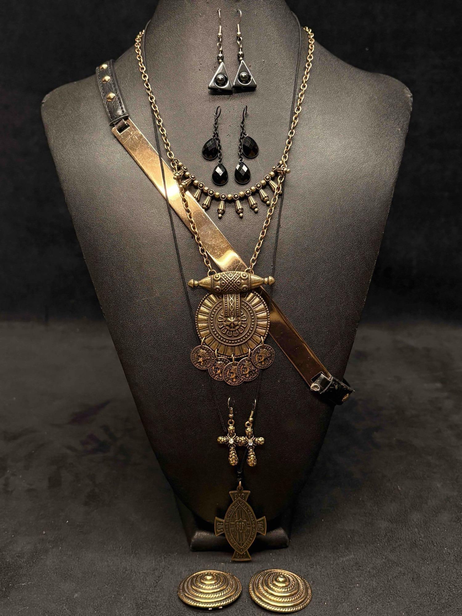 7pc Alchemists Inheritance Mixed Costume Jewelry Lot: This lot contains 7 pieces of costume jewelry, all of which in overall good condition with minor flaws due to age and use. Please refer to the images provided for full context of the lot's
