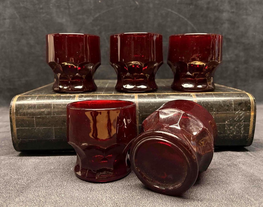5pc Vintage Anchor Hocking Georgian Ruby Red Honeycomb Flat Glass Tumbler Set: This lot includes a collection of Anchor Hocking Glass Company Georgian Honeycomb Flat Tumblers; manufactured in the United States, mostly during the mid-20th century (circa 1950s). These tu