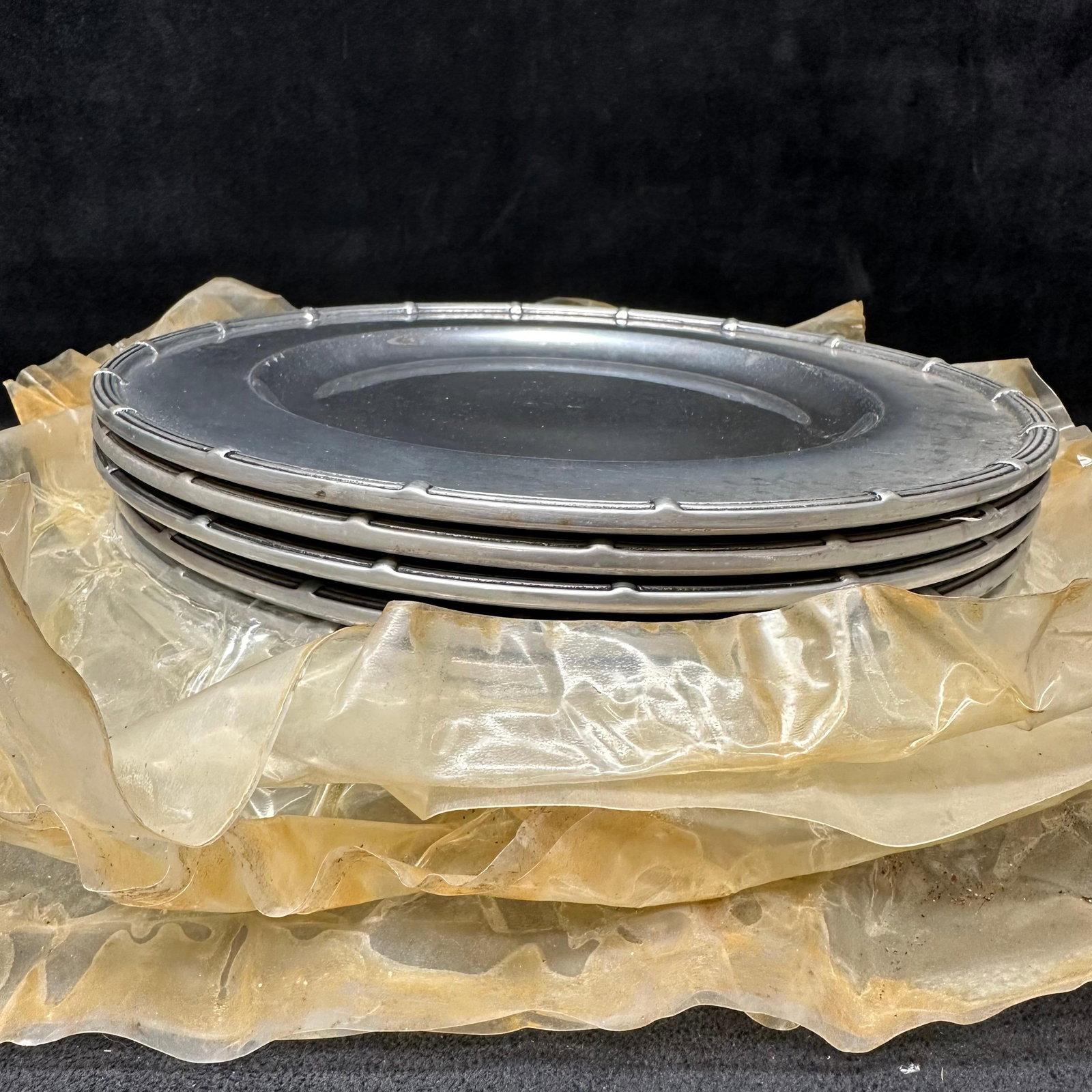 Set of 8 Wilton Armetale Pewter Plates Colonial Williamsburg Pattern RWP USA (1 of 8)