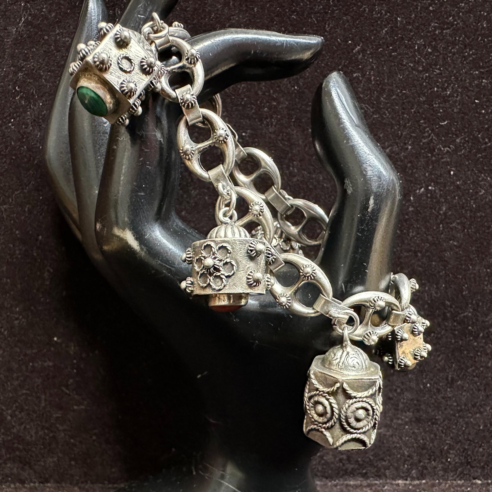 800 Silver Puff Mariner Chain Malachite Onyx Five Charms Q53 Bracelet: This item is in good pre-owned, previously used/displayed condition with noticeable light wear and surface scratches. Please reference all photos for full details. This piece of jewelry has been