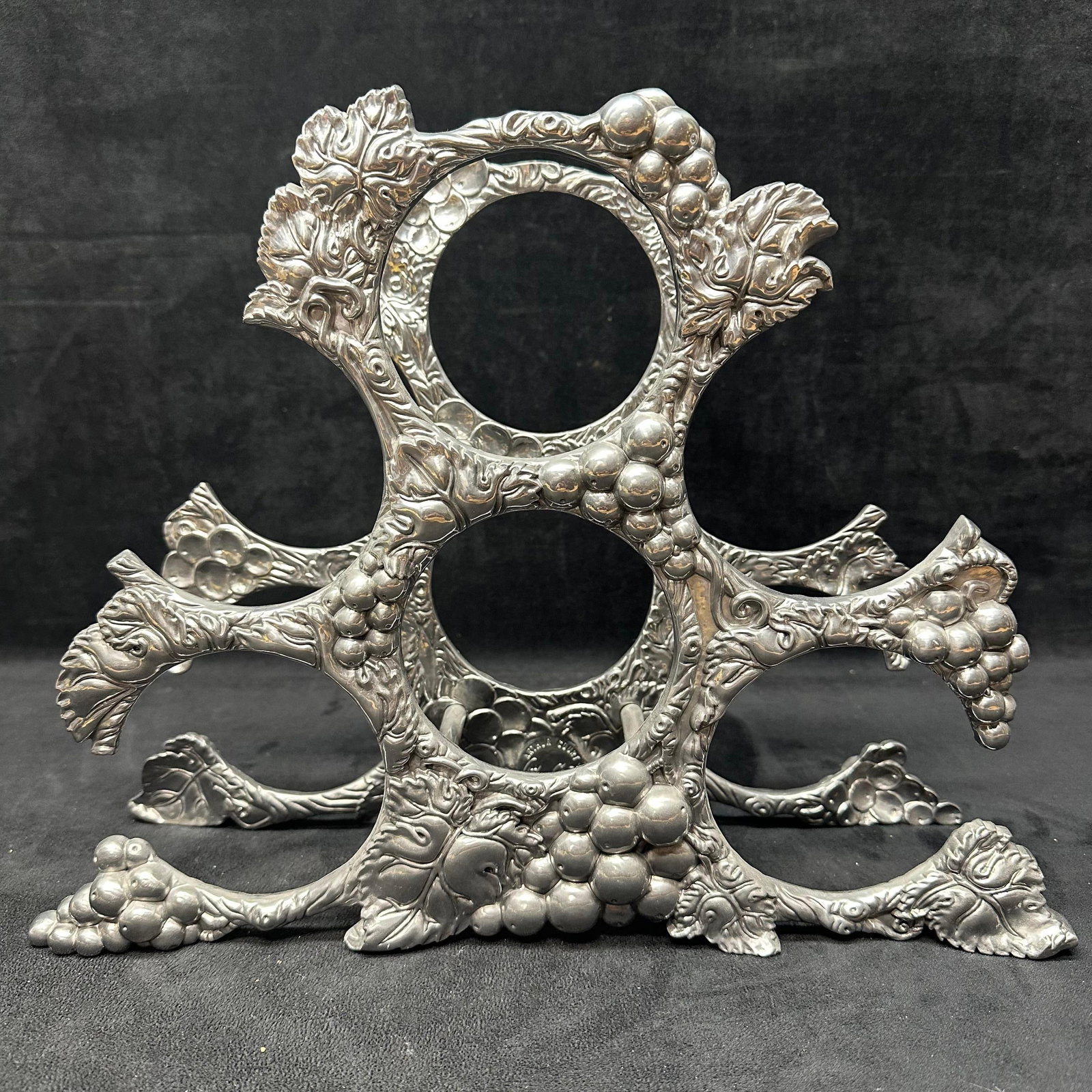 Arthur Court Grape Vine Six Bottle Wine Rack: This is a marked Arthur Court 6-bottle aluminum wine rack with a grape vine and leaf design. This item is in good pre-owned, previously displayed condition with light wear and surface scratches. Pleas