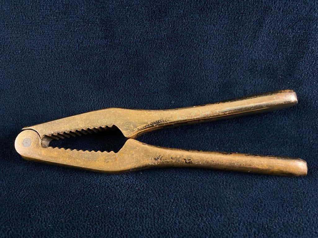 Vintage Brass Colored Nutcracker JB: Vintage Brass Colored Nutcracker Solid metal brass-colored nutcracker. The action on the joint is still very good, but the finish has a lot of wear. Approximate size: 5.75" x 2" x 0.5" App