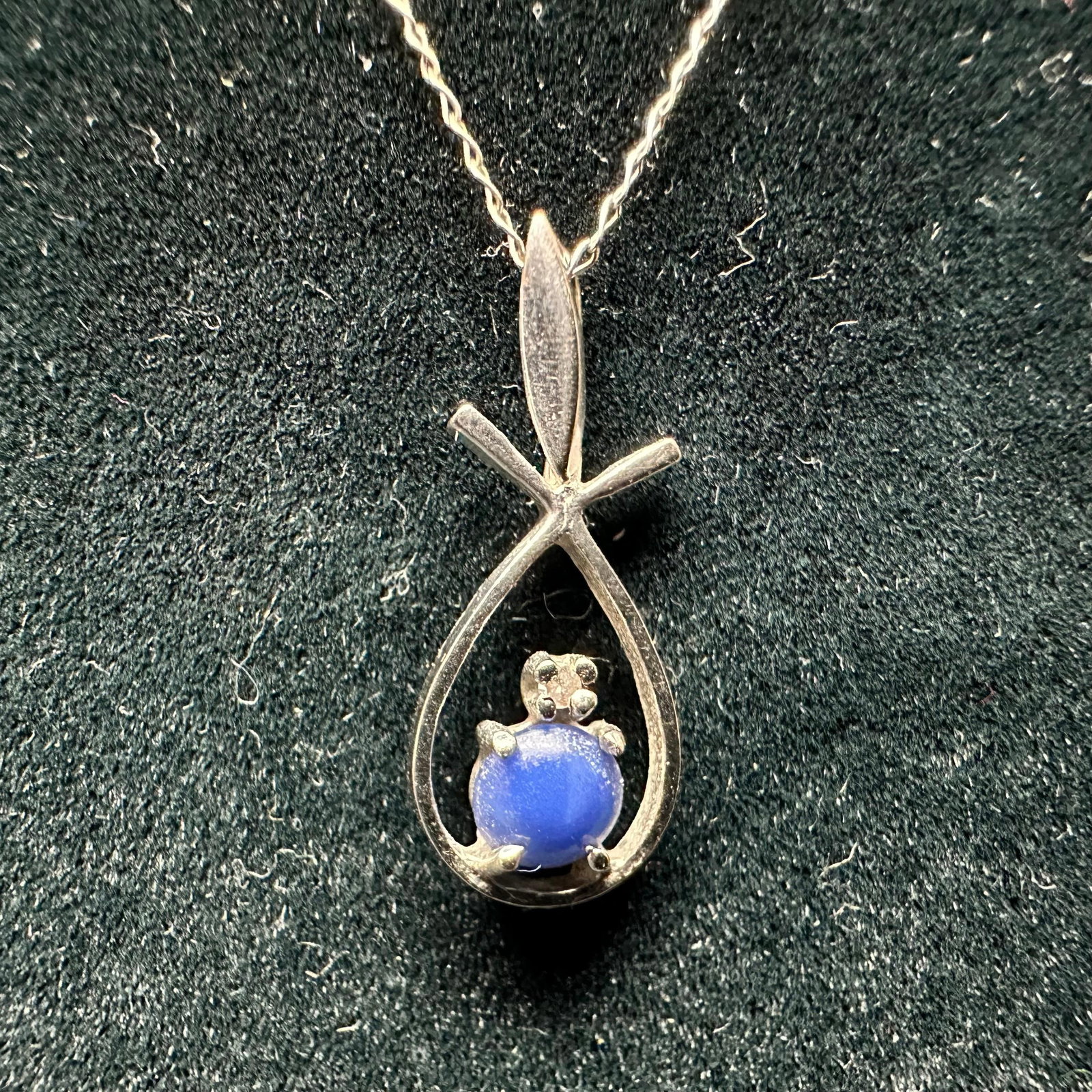 Blue Star Sapphire and Accent Diamond 14K White Gold Necklace: This item is in good pre-owned, previously used/displayed condition with noticeable light wear and surface scratches. Please reference all photos for full details. This piece of jewelry has been teste