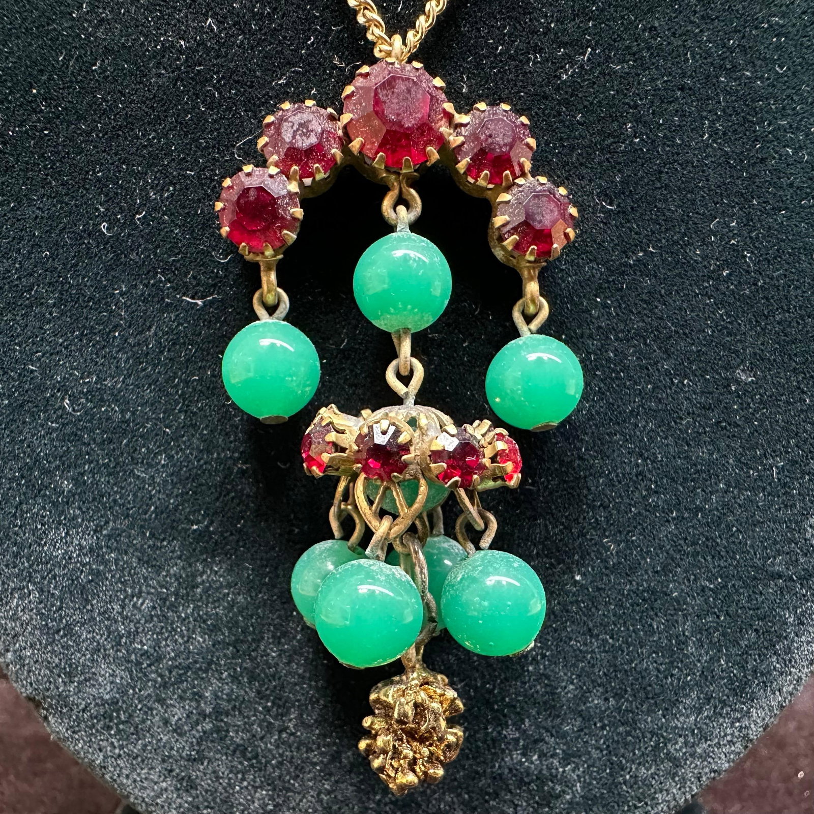 Sarah Coventry Chandelier Style Red And Green Necklace In Gold Tone: Sarah Cov hallmark on the hang tag. This item is in good pre-owned, previously used/displayed condition with noticeable light wear and surface scratches. Please reference all photos for full details.