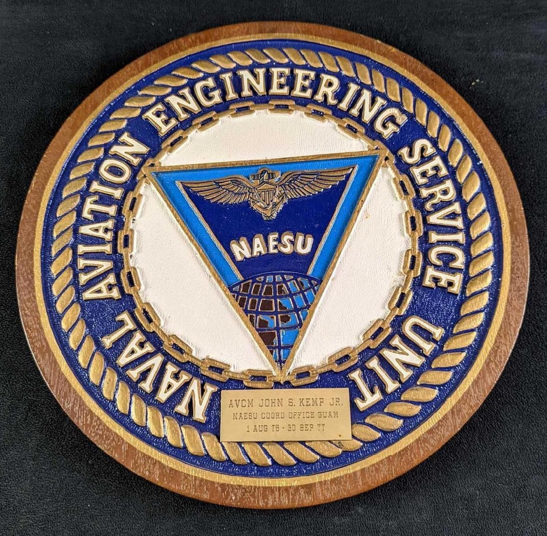 Military Memorabilia Award Plaque Naval Aviation Engineering Service Unit: Military Memorabilia Award Plaque Naval Aviation Engineering Service Unit. Is approx 13" x 3/4" x 13" and it weighs 2.70lbs. The plaque is in a good, vintage condition with some signs of wear