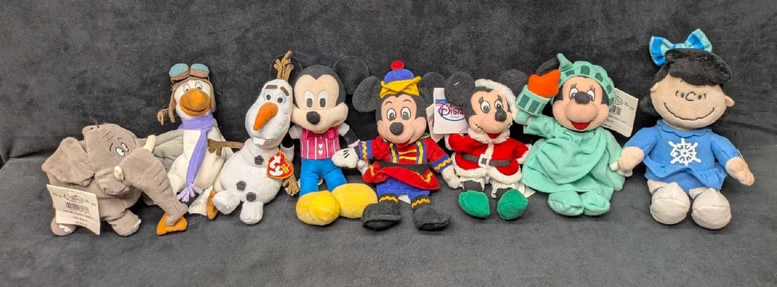 Disney Peanuts Frozen Mickey Minnie Mouse Bean Bags Plush Lot Of 8: Disney Peanuts Frozen Mickey Minnie Mouse Bean Bags Plush Lot Of 8. Please see the images for a listing of the bean bags. Most have some signs of wear. The plush Mickey has some visible stiches on