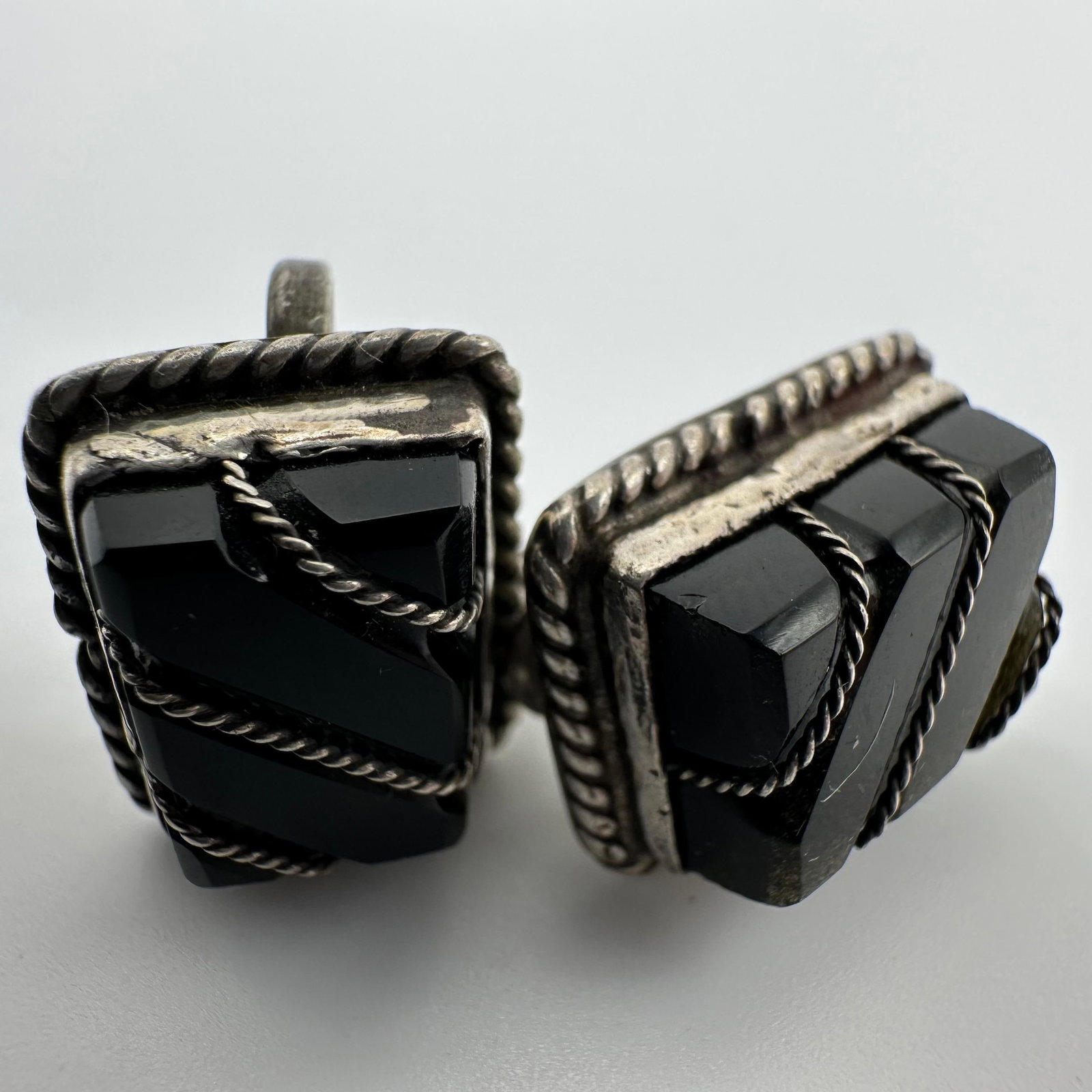 Rope Motif Wrapped Black Onyx Square Setting Silver Earrings Screw Back: This item is in good pre-owned, previously used/displayed condition with noticeable light wear and surface scratches. Please reference all photos for full details. This piece of jewelry has been teste