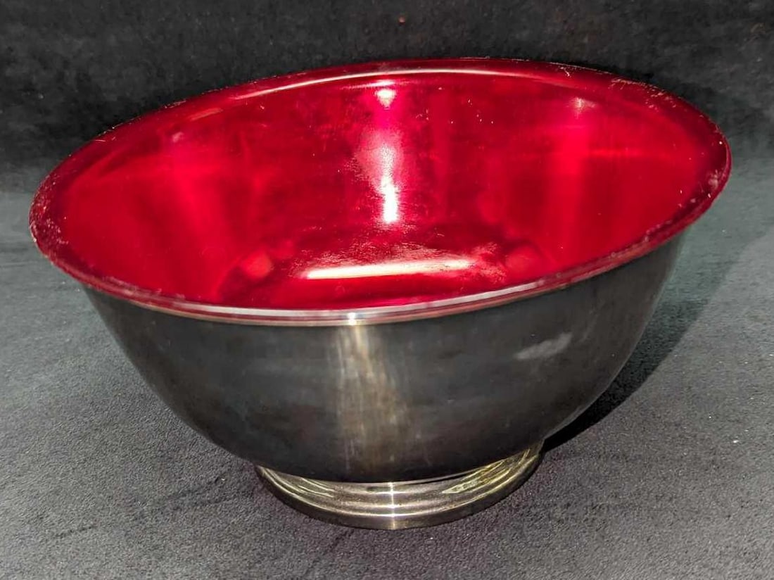 Vintage Paul Revere Oneida With Plastic Red Insert: Vintage Paul Revere Oneida With Plastic Red Insert. This is approx 8 1/4" x 8 1/4" x 4 1/4" and it weighs 1.27lb. The insert has some light scratches and the bowl has light tarnish on the outside.