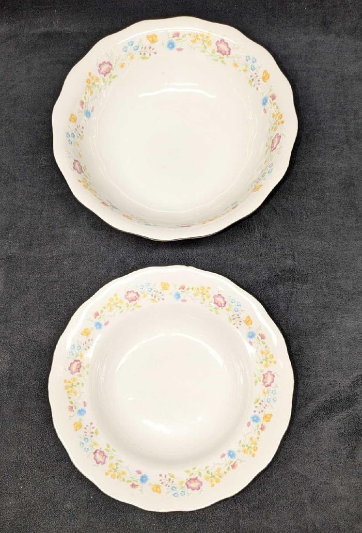 2 Vintage Polish Favolina Fine China Bowls: 2 Vintage Polish Favolina Fine China Bowls. The large bowl is approx 9" x 9" x 2 1/2" This has some markings. The smaller bowl is approx 8 3/8" x 8 3/8" x 1 3/4". This bowl has a small chip on the