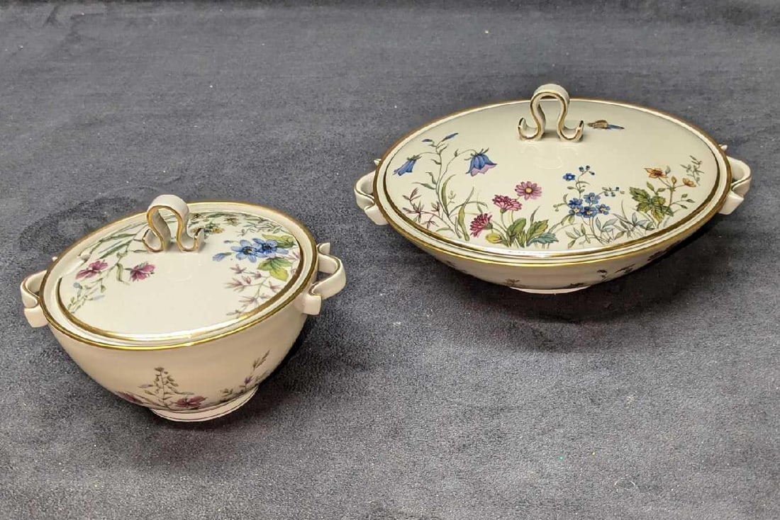 Krautheim Wiesengrund Und Bergeshöhn Sugar & Covered Bowl: Krautheim Wiesengrund Und Bergeshöhn Sugar & Covered Bowl. This lot includes: (1) Sugar Bowl. Does not come with a spoon. This is approx 5 1/2" x 4 5/8" x 3 1/2". (1) Covere