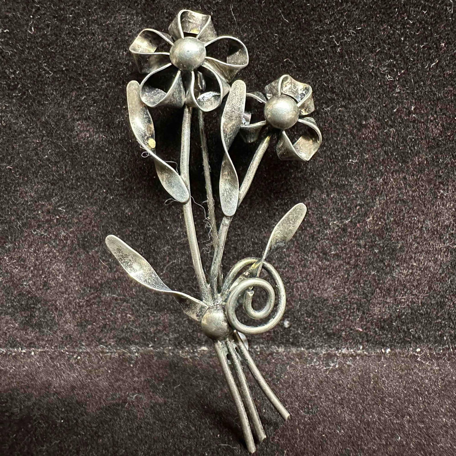 Sterling Silver Dual Flower Brooch H43: This item is in good pre-owned, previously used/displayed condition with noticeable light wear, and surface scratches. Please reference all photos for full details. This piece of jewelry has been