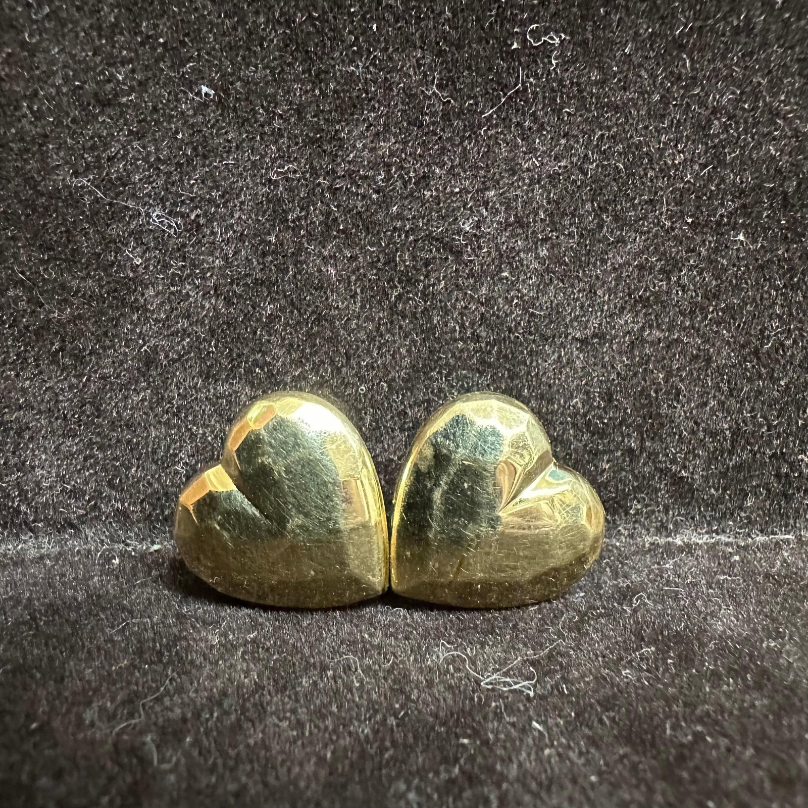 14K Gold Geometric Design Heart Earrings T83: This item is in good pre-owned, previously used/displayed condition with noticeable light wear and surface scratches. Please reference all photos for full details. This piece of jewelry has been teste