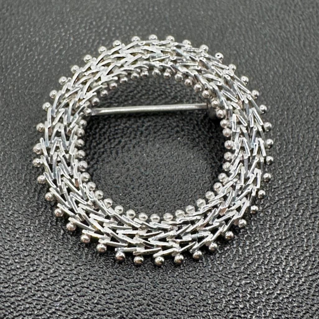 14k White Gold Wheat Link Brooch: This piece of jewelry has been tested and researched prior to listing. Please view all our pictures they are part of our description. DETAILS: Metal - 14k White Gold Color - White/Silver Stones -