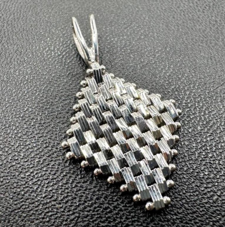 14k White Gold Weave Link Diamond Shaped Pendant: This piece of jewelry has been tested and researched prior to listing. Please view all our pictures they are part of our description. DETAILS: Metal - 14k White Gold Color - White/Silver Stones -