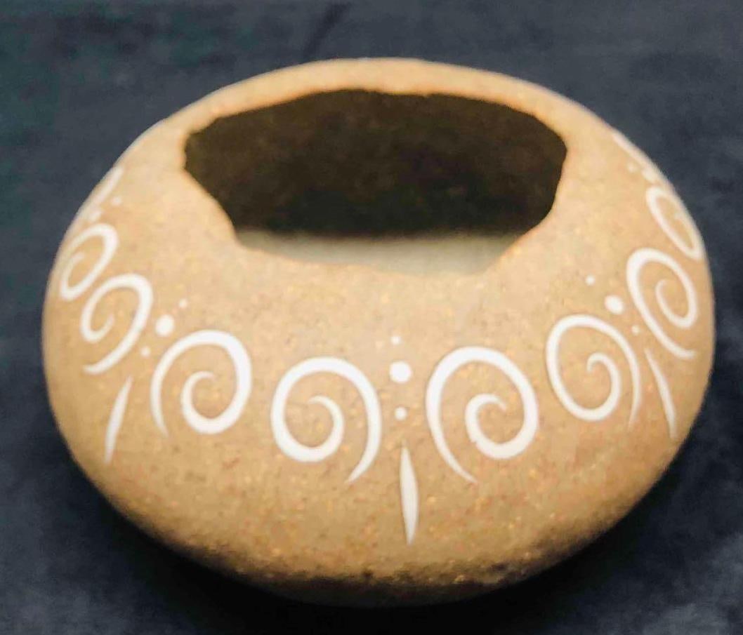 Signed Small Clay Pot: This lot contains a Signed Small Clay Pot. It is approx 5 1/2" x 5 1/2" x 3 1/4" and it weighs about 1.1lbs. Overall the clay pot is in good used condition with some light wear from use over time. Ple
