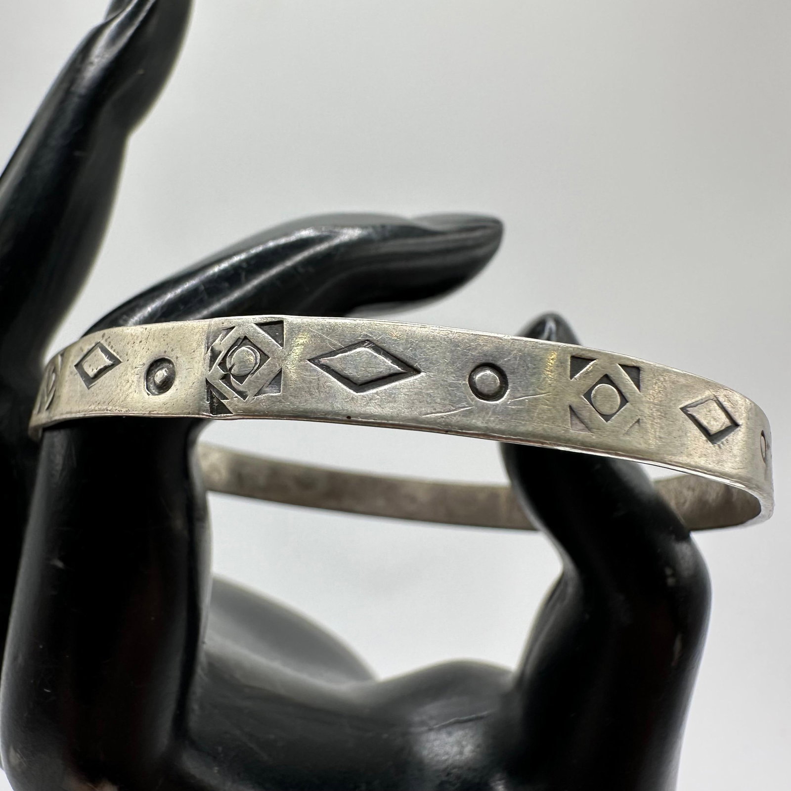 Geometric Tribal Patterns Silver Bangle Bracelet M71: This item is in good pre-owned, previously used/displayed condition with noticeable light wear and surface scratches. Please reference all photos for full details. This piece of jewelry has been teste