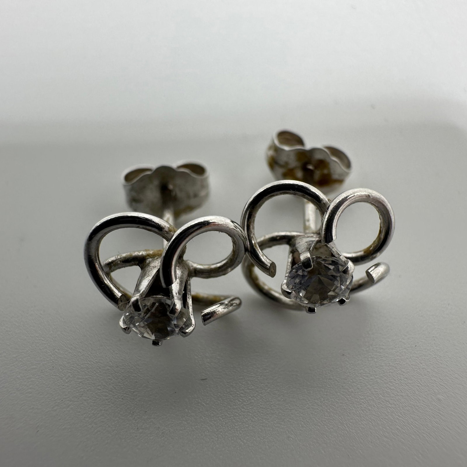 14K White Gold CZ Solitaire Stud Earrings M89: This item is in good pre-owned, previously used/displayed condition with noticeable light wear and surface scratches. Please reference all photos for full details. This piece of jewelry has been teste