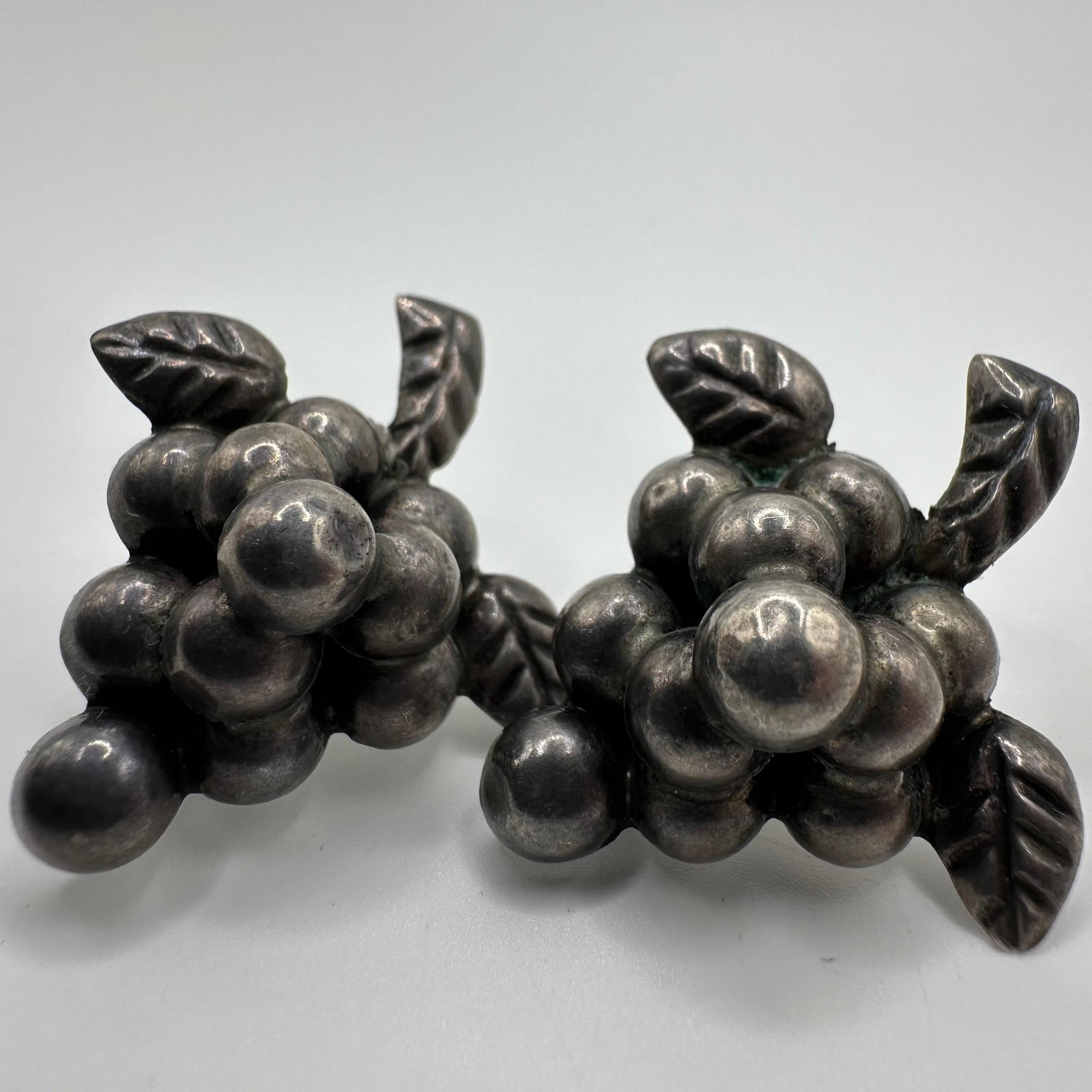 Mexico Grape Cluster Silver Screw Back Earrings Unmarked M33: This item is in good pre-owned, previously used/displayed condition with noticeable light wear and surface scratches. Please reference all photos for full details. This piece of jewelry has been teste