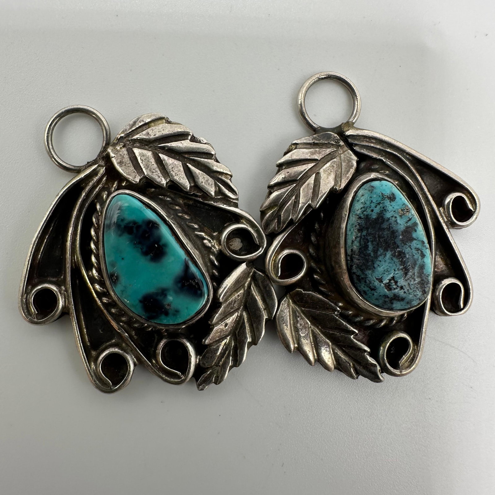 Native Navajo Style Leaf Motif Silver Earrings Turquoise Stone M25: This item is in good pre-owned, previously used/displayed condition with noticeable light wear and surface scratches. Please reference all photos for full details. This piece of jewelry has been teste