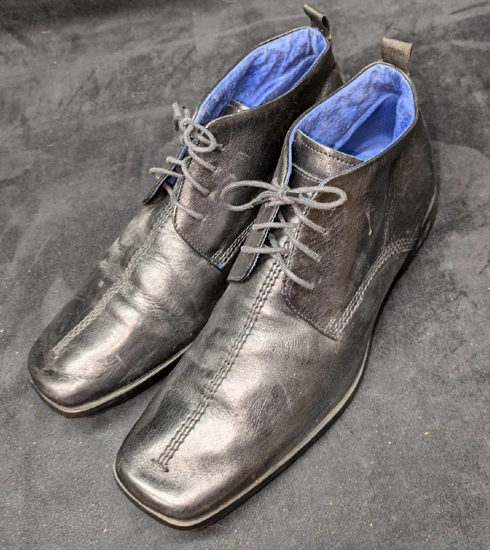 Men's Size 11.50 Mark And Spencer Autograph Leather Shoes: Men's Size 11.50 Mark And Spencer Autograph Leather Shoes. Each is 4 1/4" x 12 1/4" x 5 1/4" and the total weight is 2.20lbs. There is some wear on the outer soles. Please see the images as they are