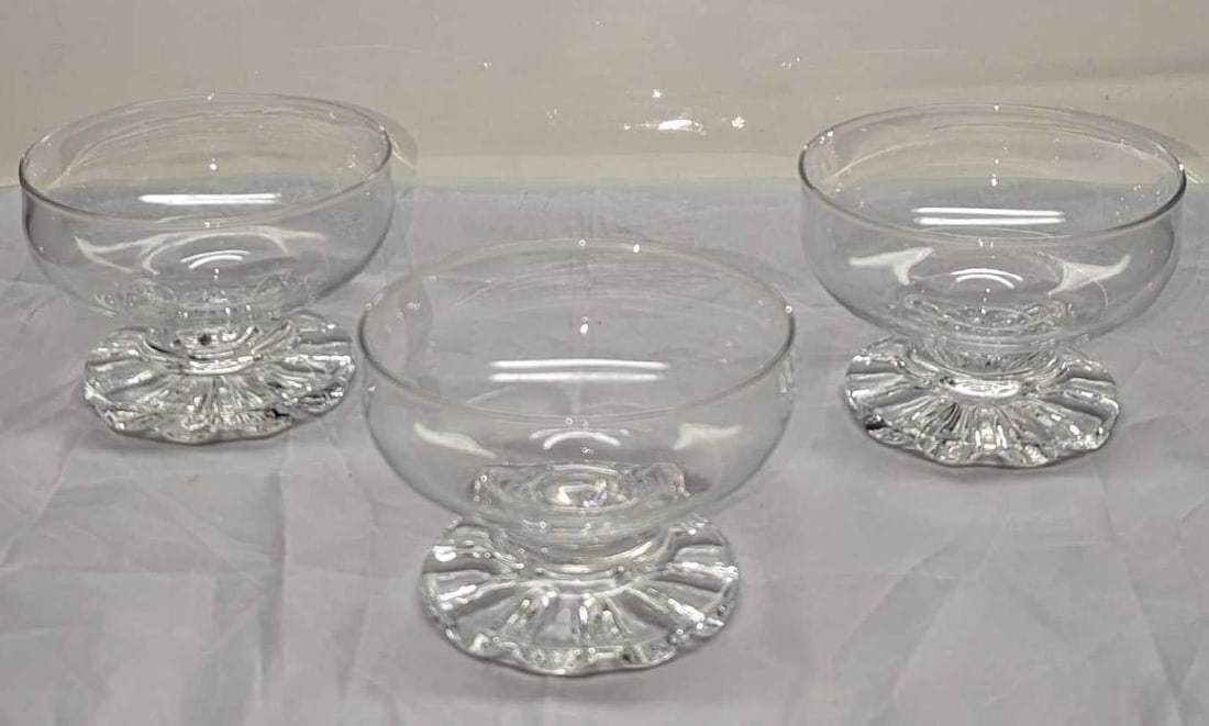 3 Vintage Glass Dessert Footed Bowls: 3 Vintage Glass Dessert Footed Bowls. The maker and date of creation are unknown. Each glass bowl is 4 1/4" x 4 1/4" x 2 3/4" and the total weight is 1.59lbs. The bowl is in a good, vintage condition 