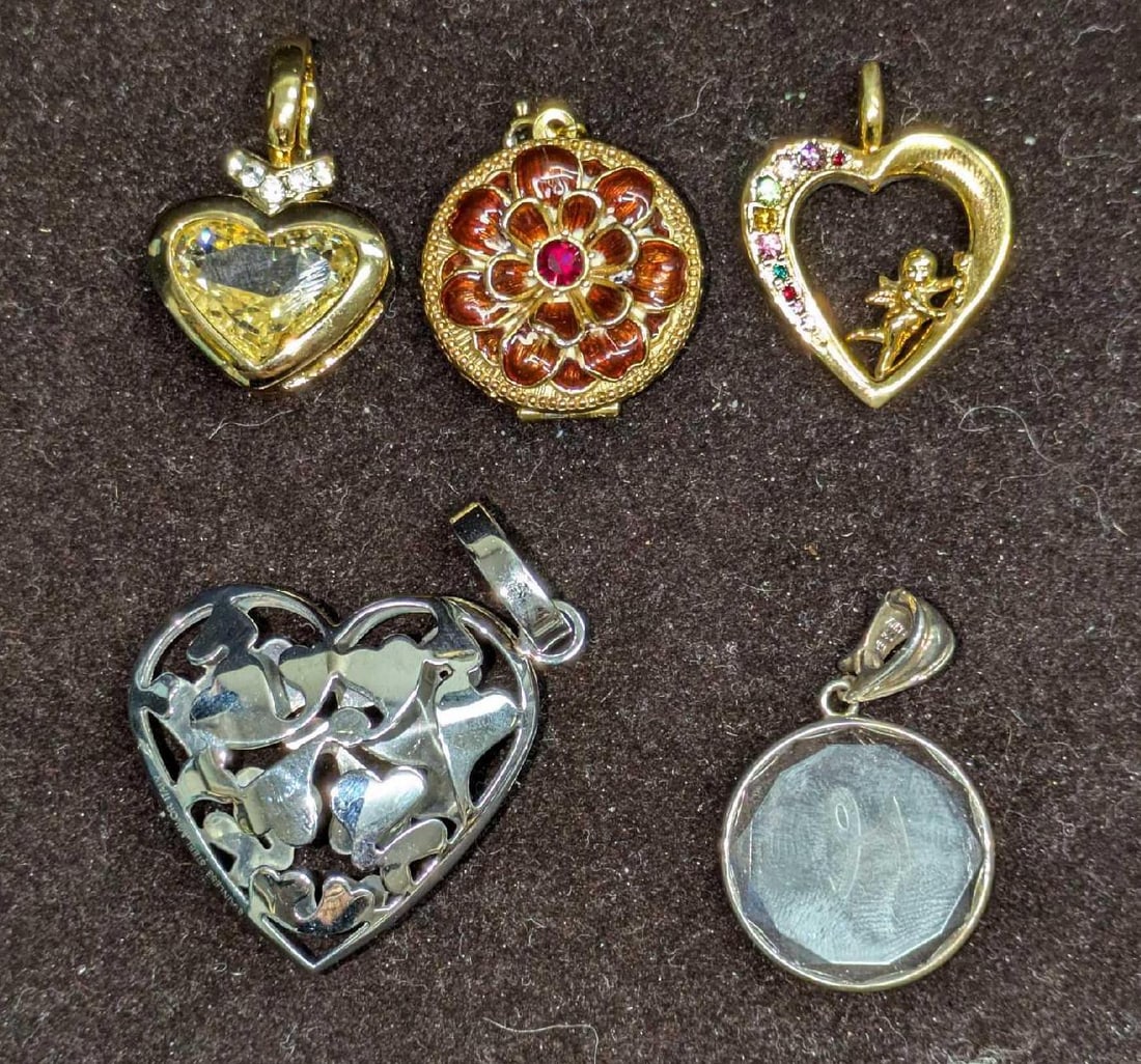 5 Whitney Kelly Joan Rivers Nolan Miller Pendants: 5 Whitney Kelly Joan Rivers Nolan Miller Pendants. This lot includes: (1) Nolan Miller Yellow Heart Crystal Gold Plate Pendant. This is approx 1" x 1/4" x 1 3/8". (1) Silver Toned Puffed