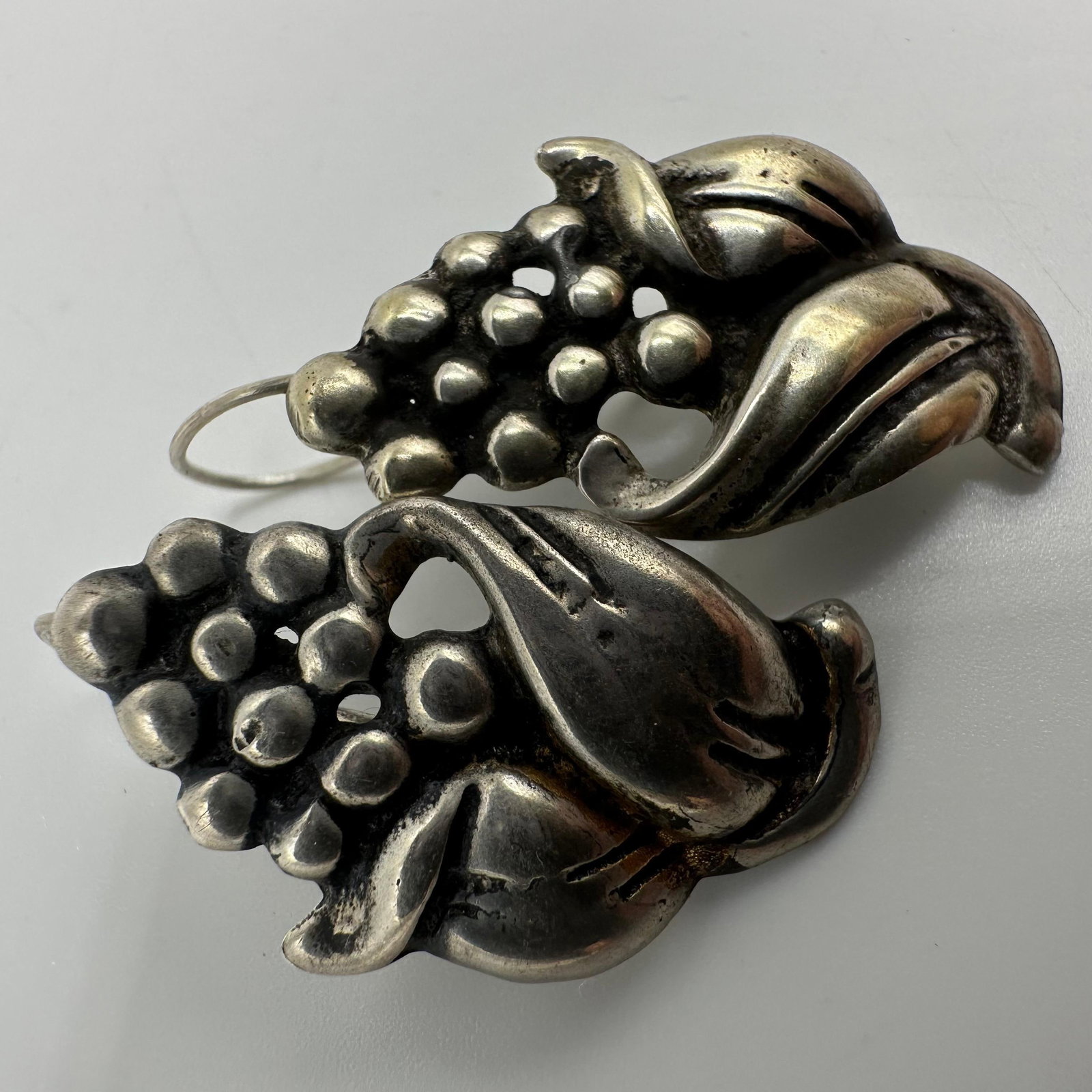 Stylized Grape and Leaf Silver Dangle Earrings M29 - 5