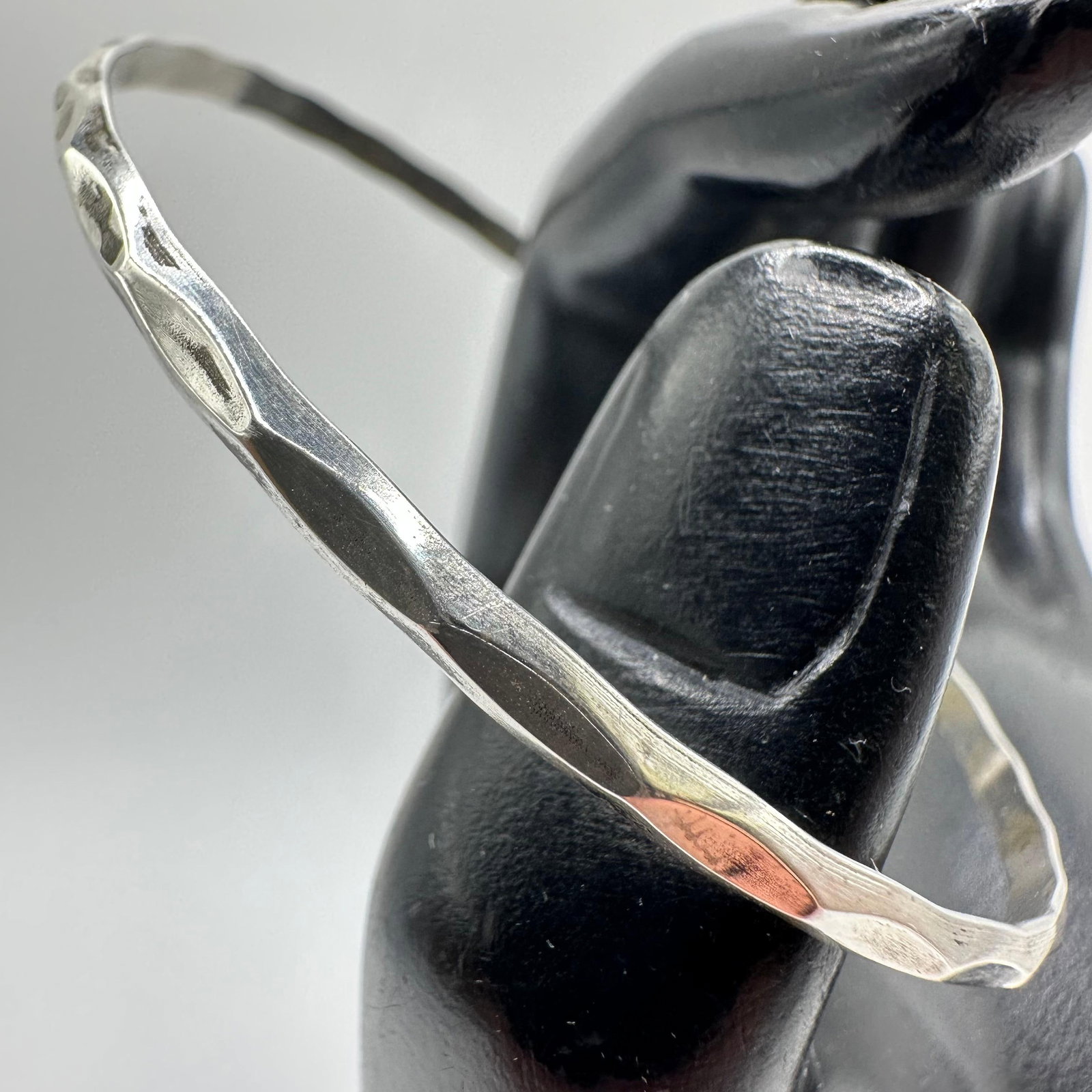 Geometric Hammered Texture Style Silver Bracelet Bangle M59: This item is in good pre-owned, previously used/displayed condition with noticeable light wear and surface scratches. Please reference all photos for full details. This piece of jewelry has been teste