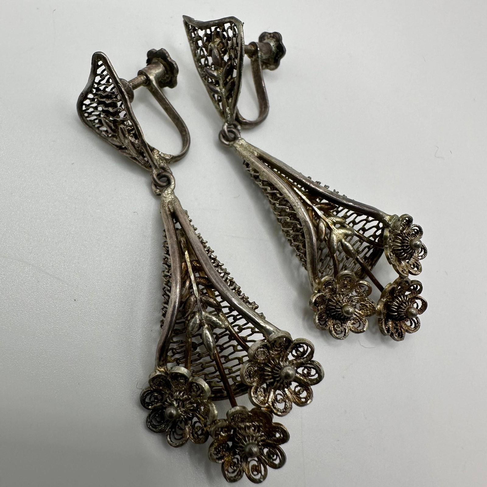 Intricate Silverwork Filigree Silver Floral Screw Back Earrings M30: This item is in good pre-owned, previously used/displayed condition with noticeable light wear and surface scratches. Please reference all photos for full details. This piece of jewelry has been teste