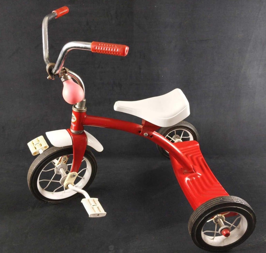 Vintage Flexible Flyer Kids Tricycle: Vintage Flexible Flyer Kids Tricycle. Solid, metal frame with solid plastic tires. Meant to last! Tricycle is approx 19 1/2" x 24" x 22 1/2". Is in good, vintage condition with some light ru