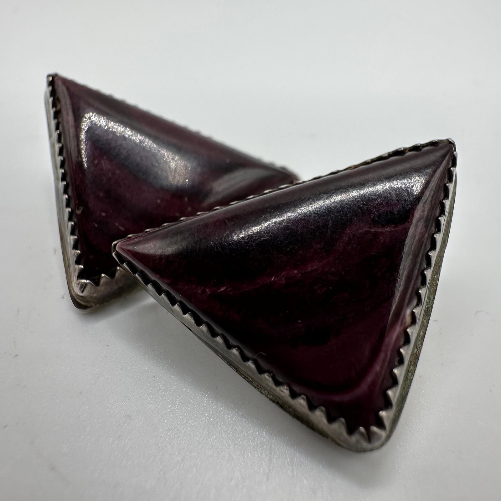 Purple Spiny Oyster Triangle Clip On Silver Earrings MB: This item is in good pre-owned, previously used/displayed condition with noticeable light wear and surface scratches. Please reference all photos for full details. This piece of jewelry has been