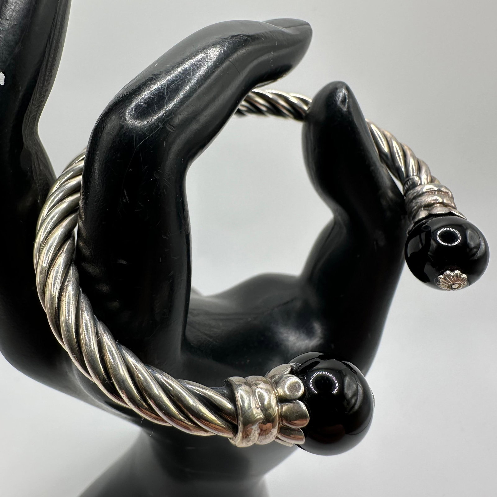 Italy 925 Sterling Silver Twisted Cable Onyx Ball Ends Bracelet: This item is in good pre-owned, previously used/displayed condition with noticeable light wear and surface scratches. Please reference all photos for full details. This piece of jewelry has been