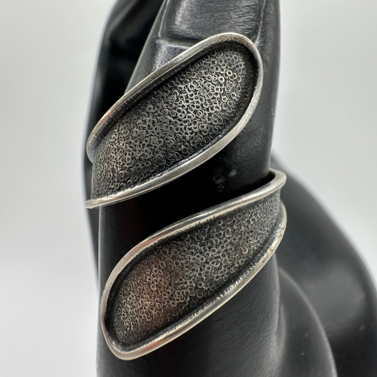 Beau Sterling Bypass Wrap Ring X74: This item is in good pre-owned, previously used/displayed condition with noticeable light wear and surface scratches. Please reference all photos for full details. DETAILS: Metal - Sterling Silver