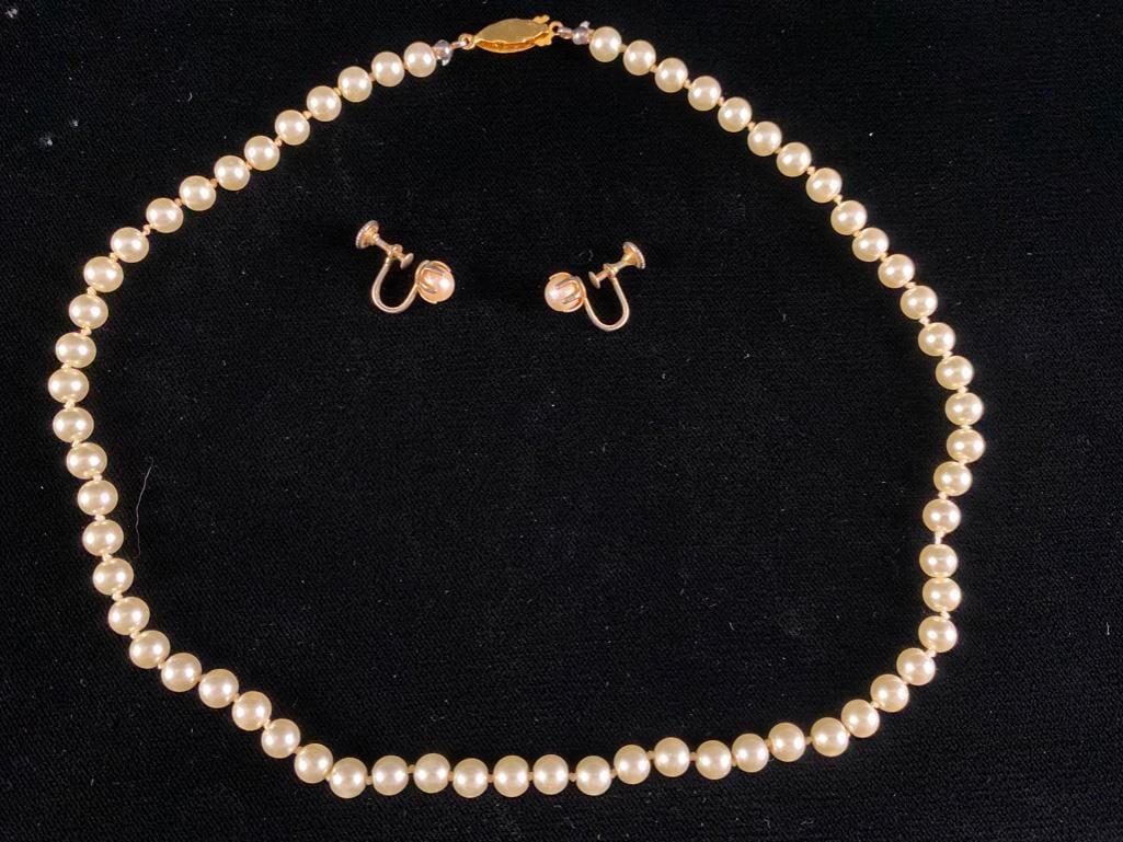 Imitations Pearl Necklace & Clip-On Earrings: Imitations Pearl Necklace & Clip-On Earrings All our items are tested and researched prior to listing. Please view all our pictures they are part of our description. DETAILS: