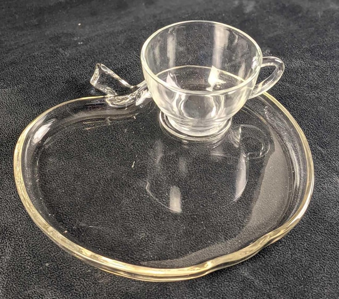 Vintage Hazel Atlas "Orchard" Apple Glassware Cups & Plates: Vintage Hazel Atlas "Orchard" Apple Glassware Set Four Snack Plates & And Cups. Each plate is approx 8" x 8 1/2" x 1/2" and weigh 4.06lbs. Three of the cups are approx 4" x 3 1/2" x 2 1/2". One of the
