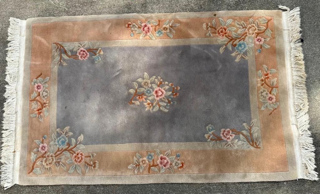 4'x6'Oriental Rug With Floral Designs: 4'x6' Oriental Rug With Floral Designs Vintage oriental rug with some floral designs in gray and peach. In used condition with some wear and stains. Approximate size: 4' x 6' Approxima