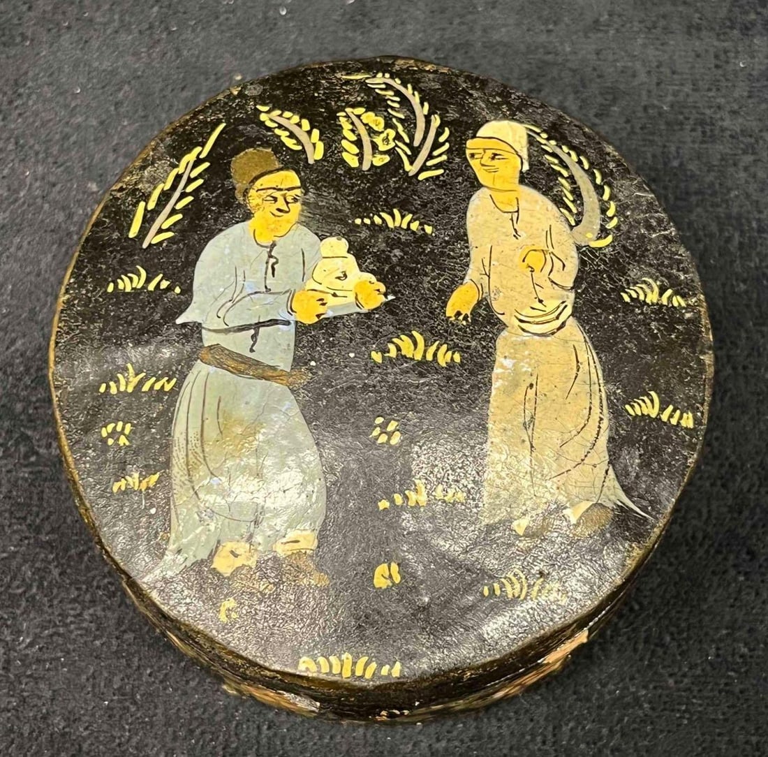 Vintage Hand Painted Trinket Box: This lot contains a Vintage Hand Painted Trinket Box. It is approx 3" x 3" x 1 1/2". Total weight is approx 0.9oz. Overall the trinket box is in good used condition with some minor wear from use over 