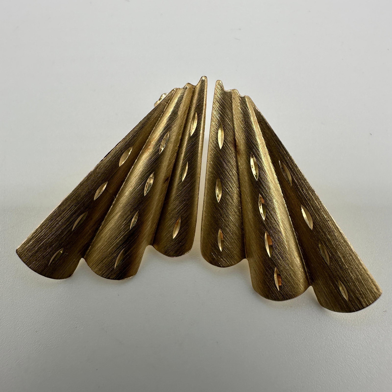 Etched Textured Pleated Fan Design 14K Gold Earrings A56: This item is in good pre-owned condition, previously used/displayed, with noticeable light wear and surface scratches. Please reference all photos for full details. This piece of jewelry has been care