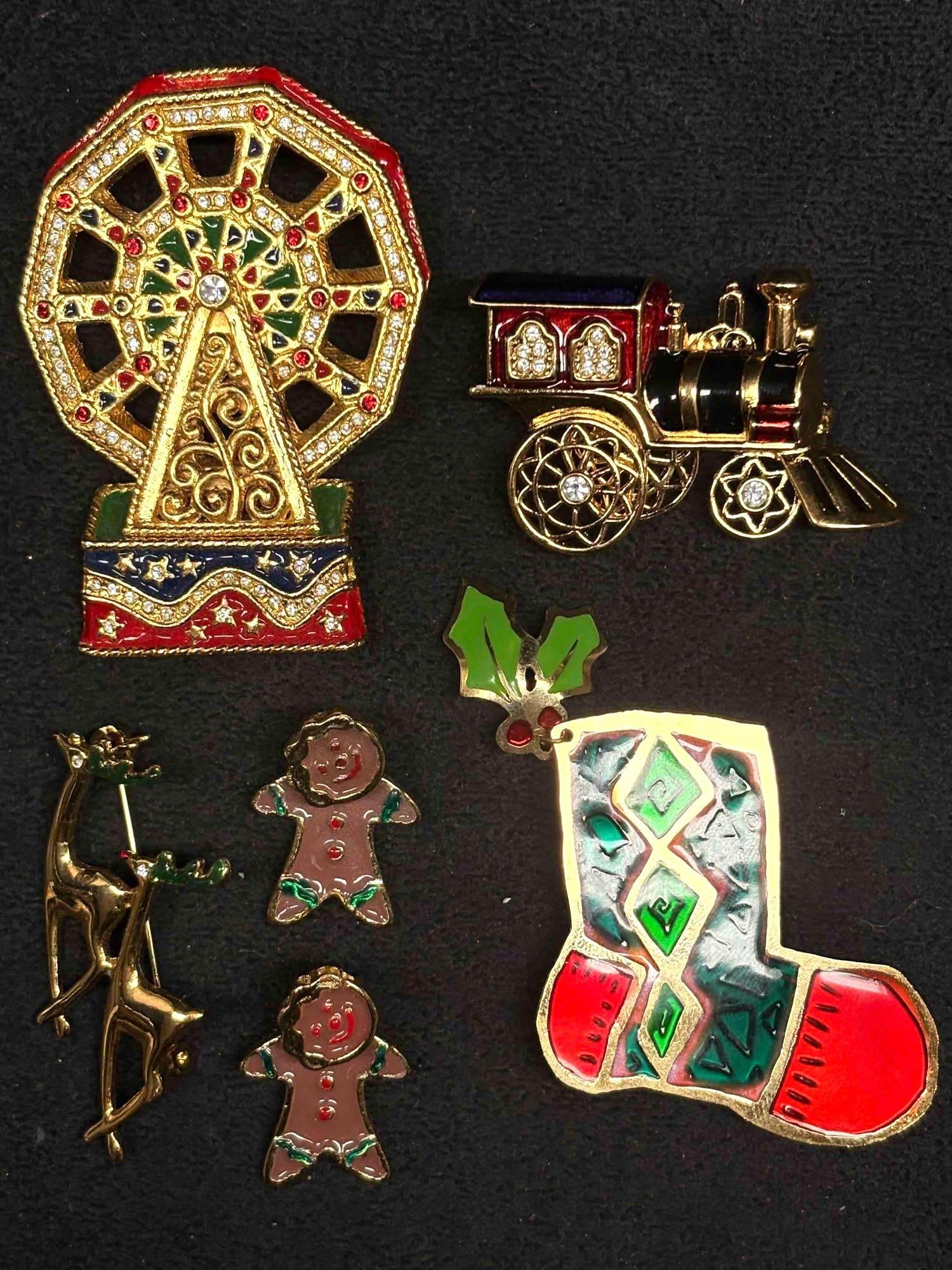 5pc Gold Tone Holiday Brooches Collection featuring Jewelry Brand Smithsonian x Avon: This lot includes a collection of vintage four (4) Christmas holiday brooches and earrings. Notably featuring collaborative pieces by Avon and the Smithsonian Institution. Each piece is in l