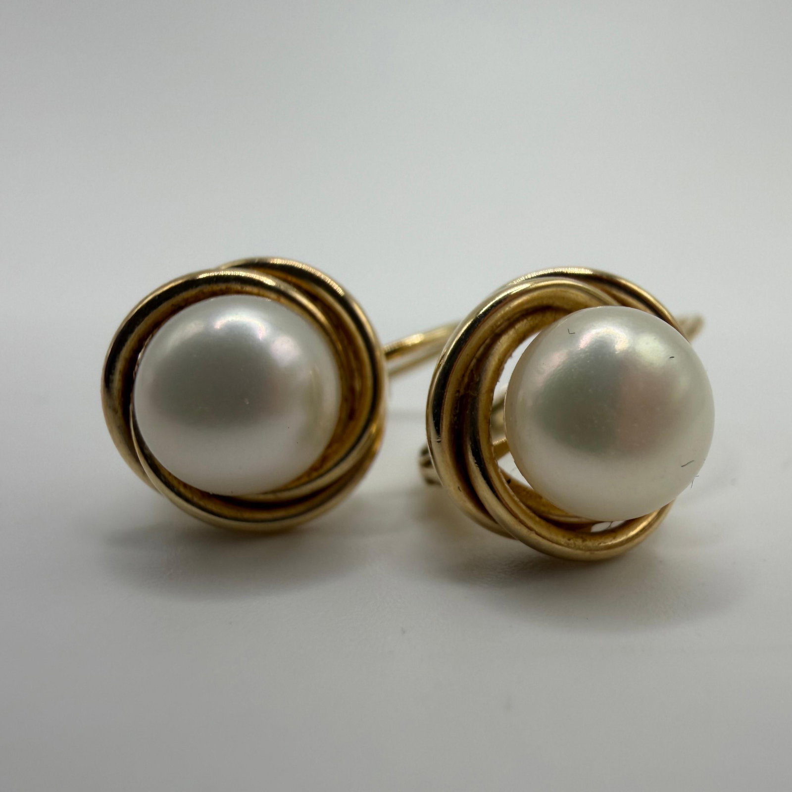 ZZ 585 14K Twist Rope Design Pearl Earrings: This item is in good pre-owned condition, previously used/displayed, with noticeable light wear and surface scratches. Please reference all photos for full details. This piece of jewelry has been care
