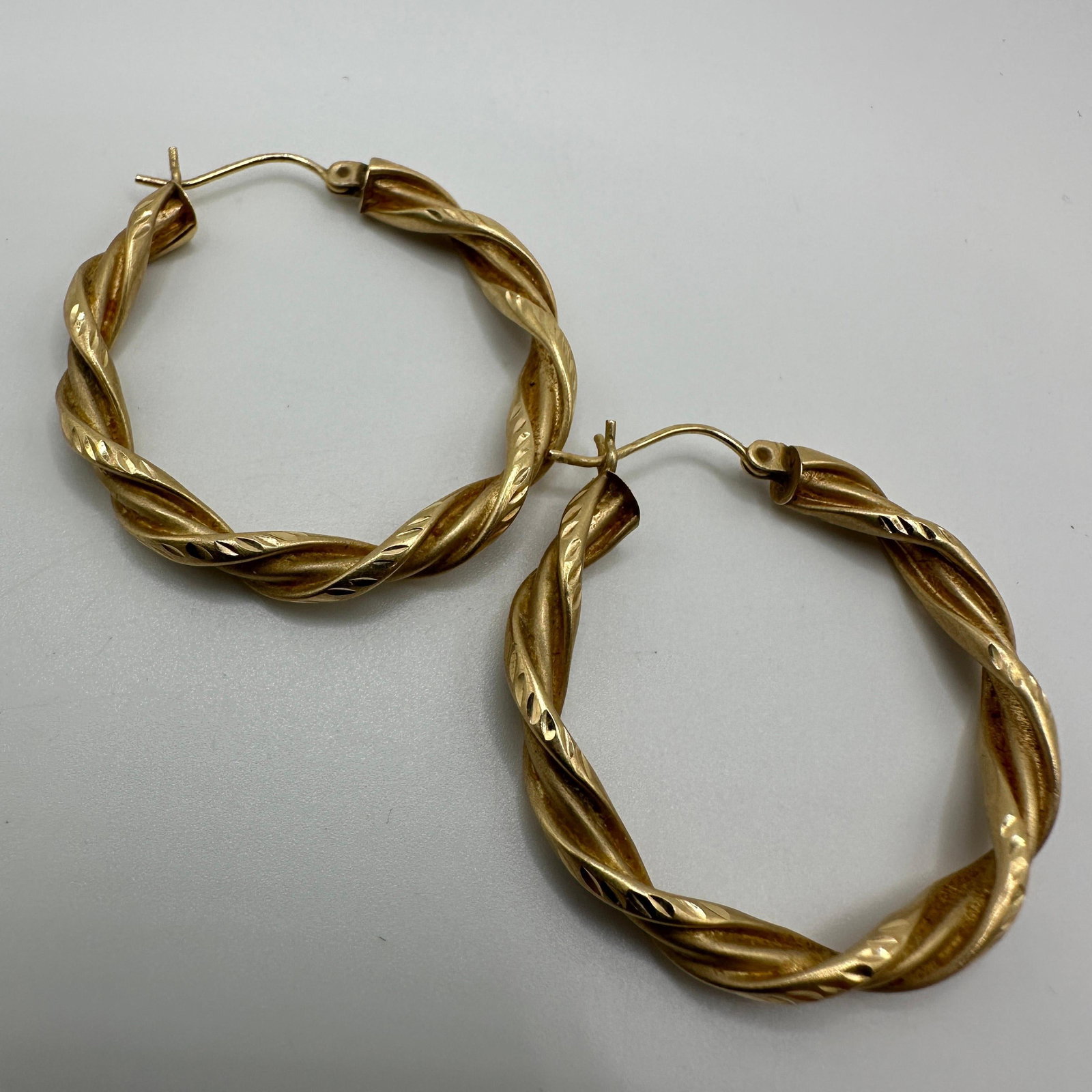 Bold Rope Twist Yellow Gold 14K A25: This item is in good pre-owned condition, previously used/displayed, with noticeable light wear and surface scratches. Please reference all photos for full details. This piece of jewelry has been care