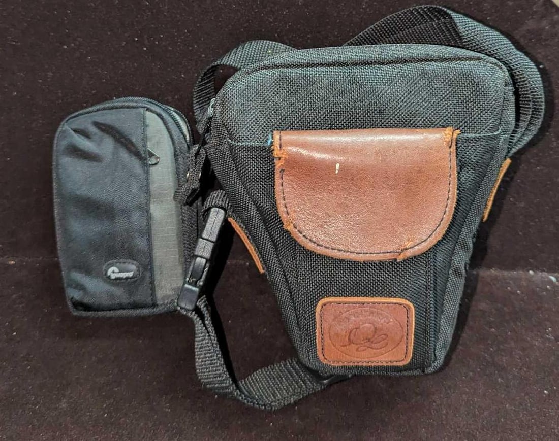 Lowepro And Quantaray Camera Bags: Lowepro And Quantaray Camera Bags. This lot contains: (1) Lowepro Digital Camera Bag. This is approx 3 3/4" x 1 1/2" x 5 3/4". (1) Quantaray Camera Case. This is approx 7" x 5" x