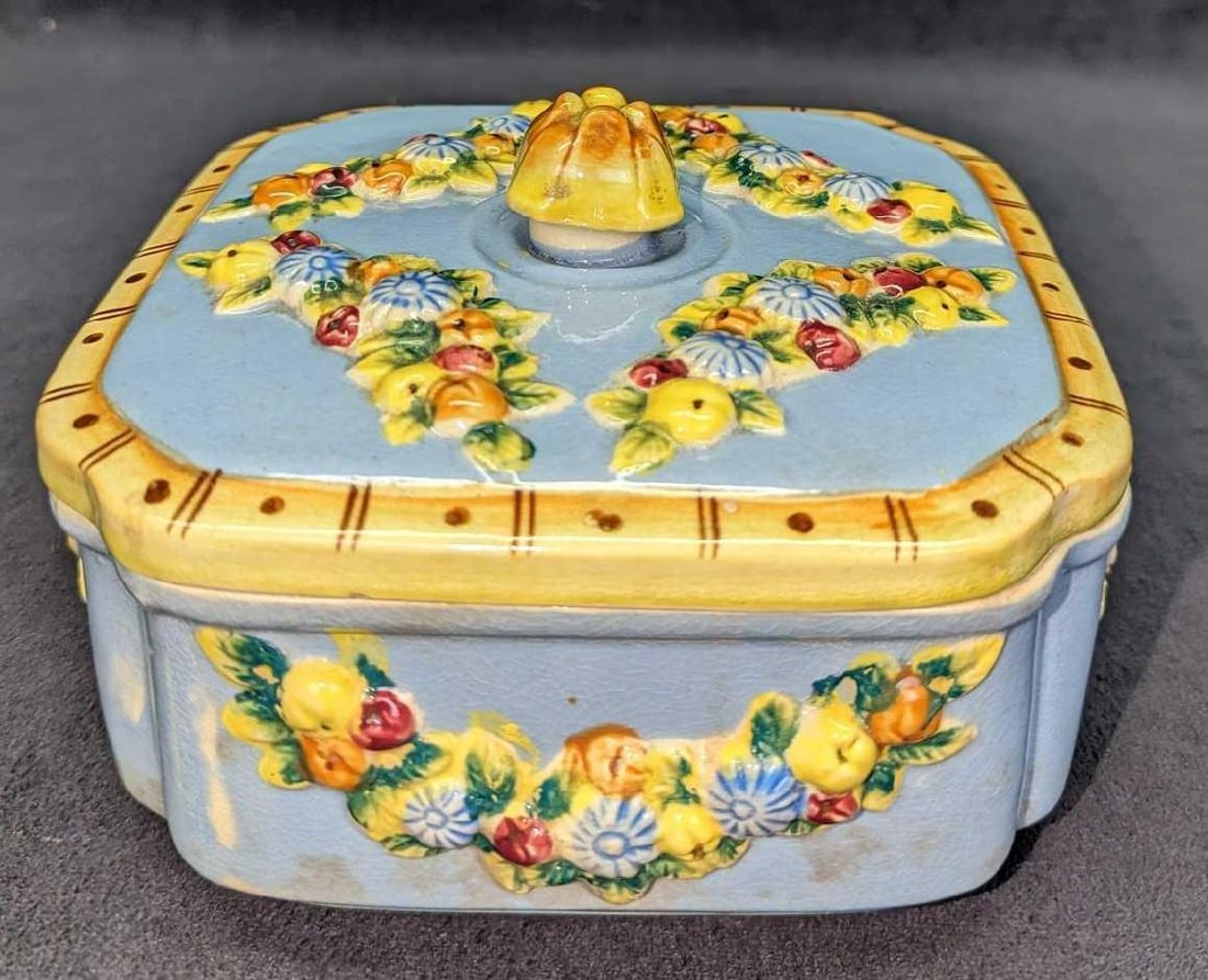 Vintage Floral Ceramic Box With Lid: Vintage Floral Ceramic Box With Lid. Made in Japan. This is approx 6" x 6" x 4" and it weighs 2.23 lbs. This has some heavy crazing, mostly on the bottom. Please see the images as they are part of