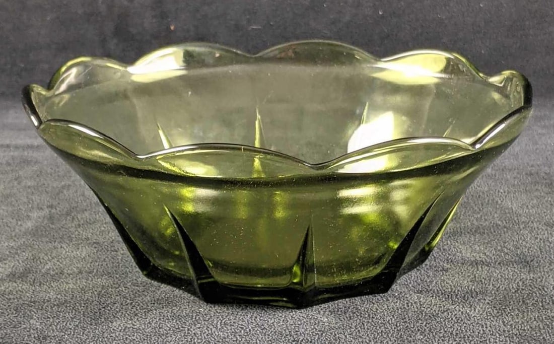Vintage Green Bowl Decorative/Kitchen Bowl: Vintage Green Bowl Decorative/Kitchen Bowl This is in good used condition. There no known damage. This bowl is great to have for decoration or kitchen needs. 8in 3.6lbs