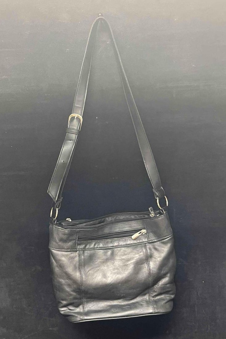 Women's Faux Leather Black Purse: This lot contains a Women's Faux Leather Black Purse. It is approx 10" x 12" x 2". Total weight is approx 0.7lbs. Overall the purse is in good pre owned condition with minor wear from use over