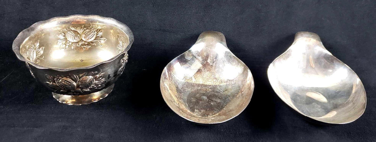 Set of Edwardian 3 Silverplate Dishes: Set of Edwardian 3 Silverplate Dishes. This set of silverplate dishes is in overall good to fair used condition. The items in this set are: 2 Reed and Barton marked dishes. These dishes show signs of 