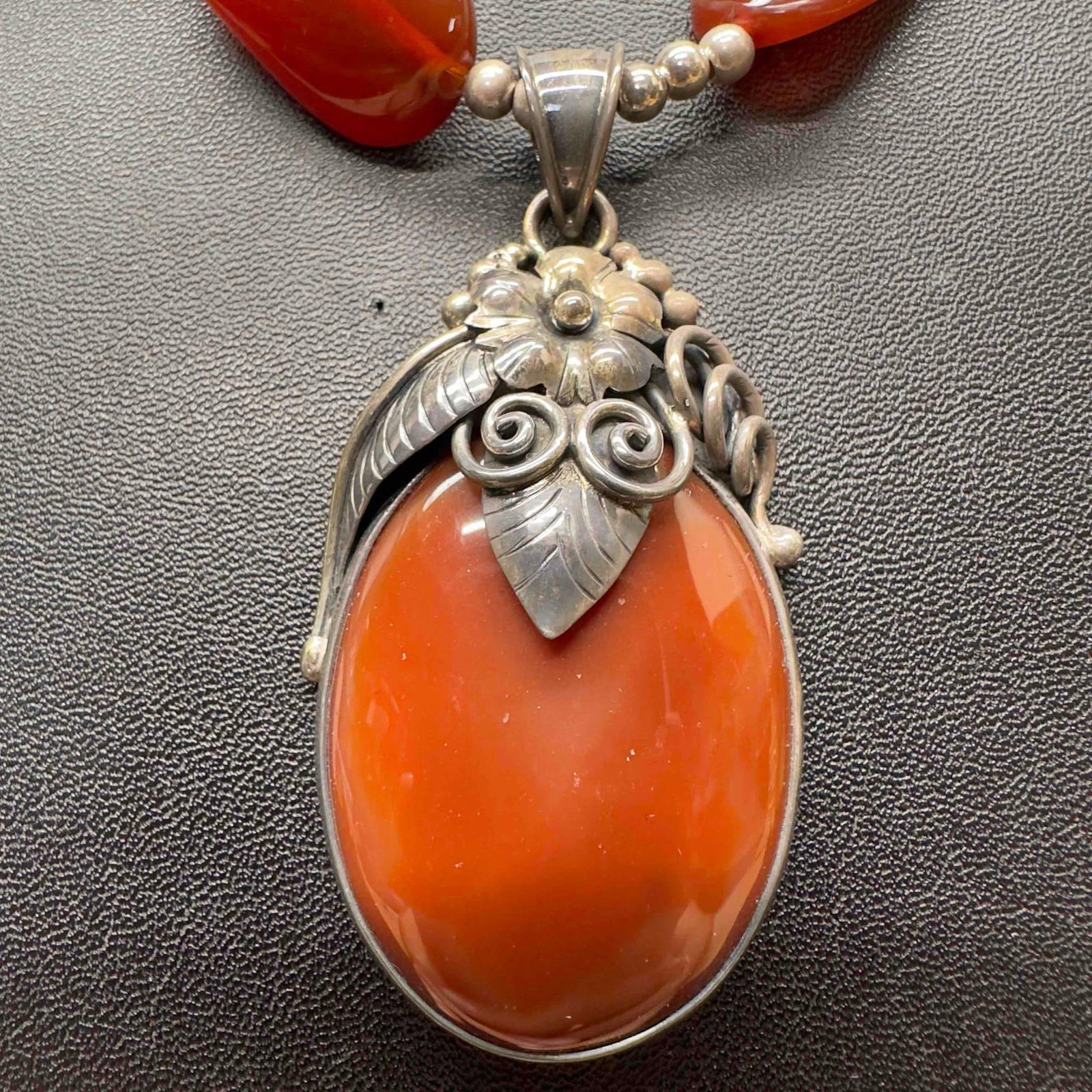 Merav Indonesia 925 Sterling Carnelian Gemstone Necklace and Pendant: This item is in good pre-owned, previously used/displayed condition with noticeable light wear, and surface scratches. Please reference all photos for full details. This piece of jewelry has been